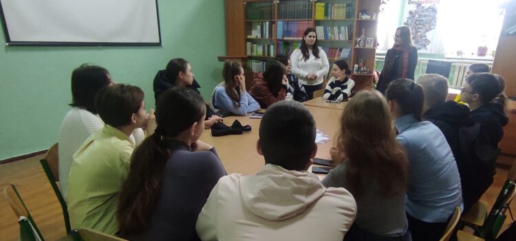 Зустріч із випускницею спеціальності Зустріч із випускницею спеціальності