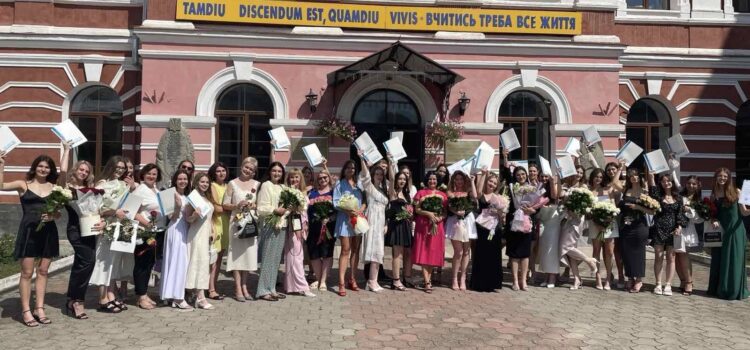Вітаємо наших випускників! Вітаємо наших випускників!
